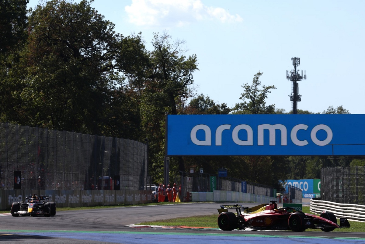 Leclerc y Verstappen antes de la primera detención del monegasco. (Glenn Dunbar)