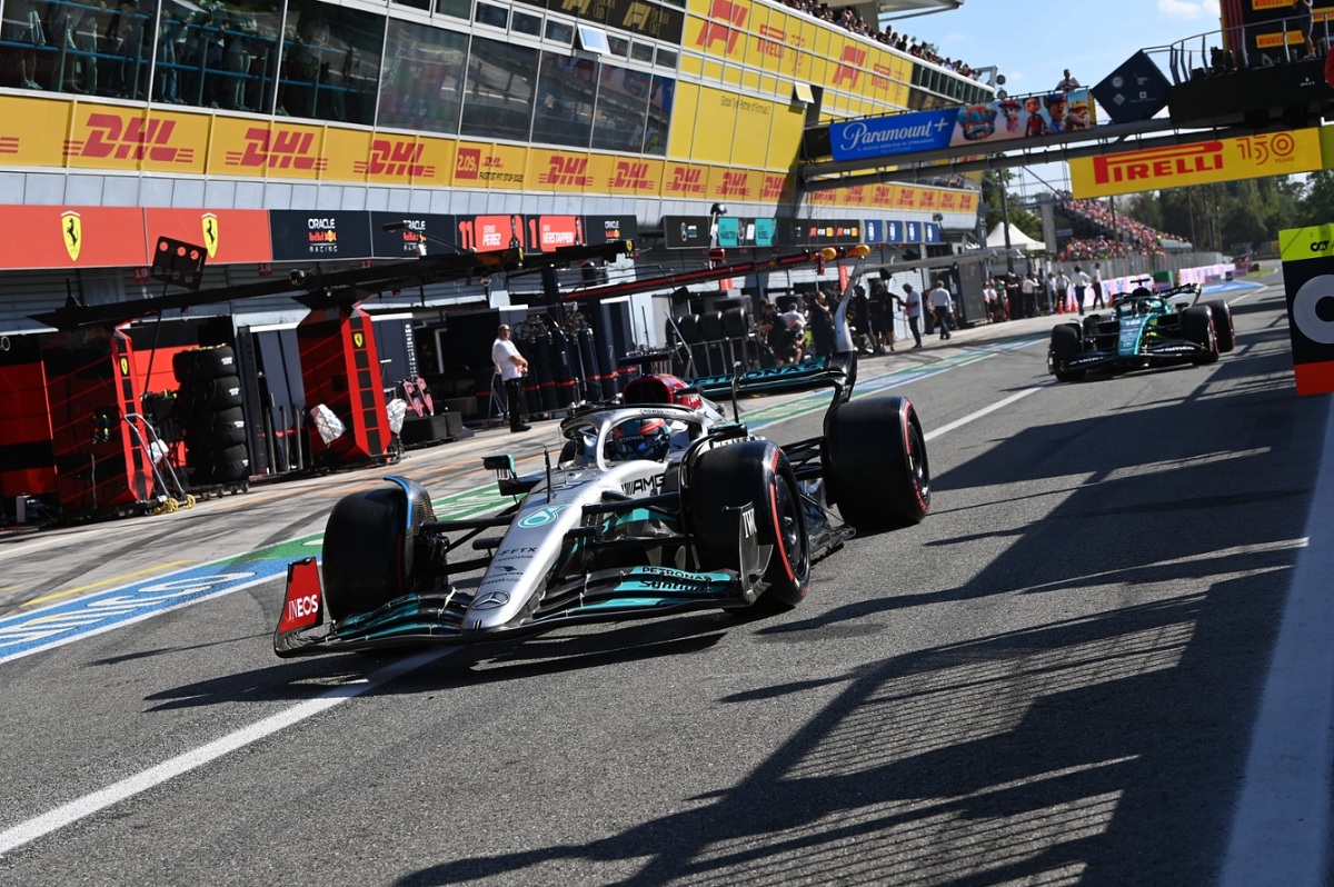 Russell sale de boxes, Stroll lo secunda. (Mark Sutton)
