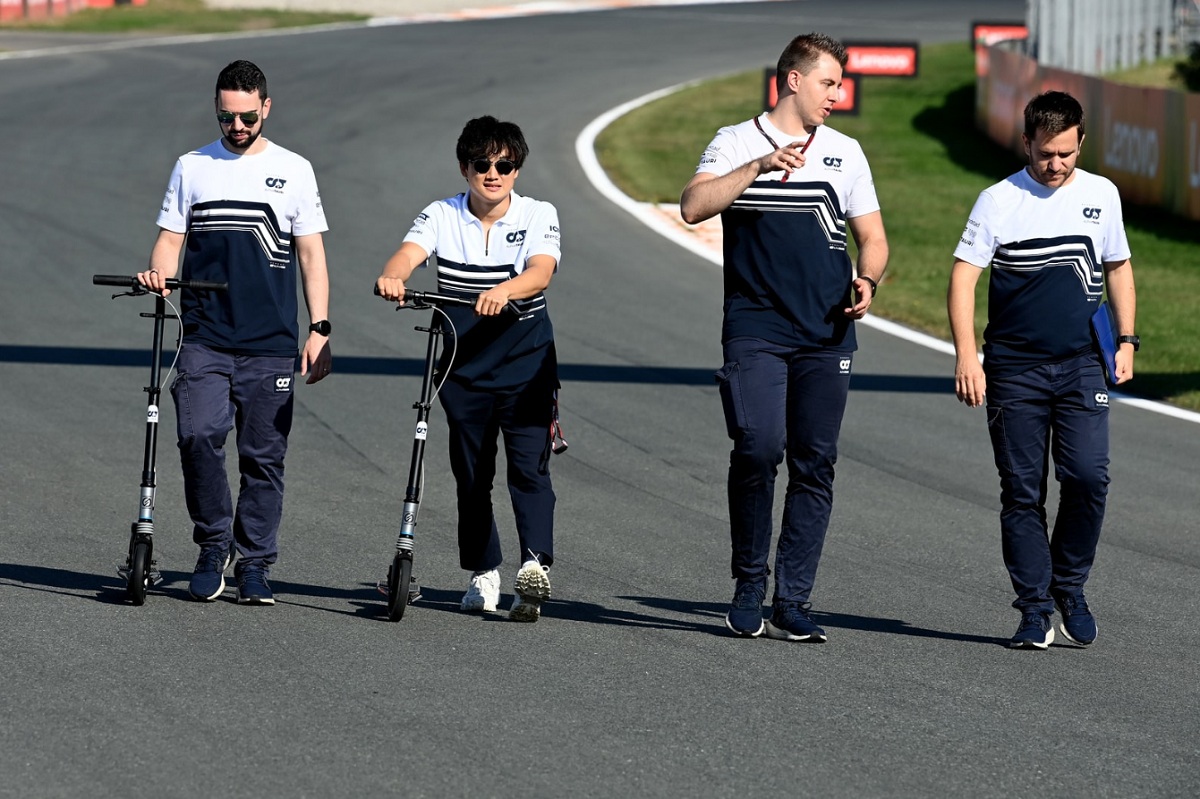 Tsunoda recorriendo Zandvoort junto a su equipo. (Mark Sutton)
