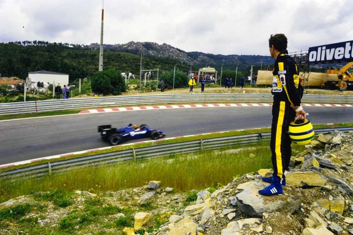 Senna observa a Bellof sobre una de las elevaciones de Estoril. (Archivo / Motorsport Images)