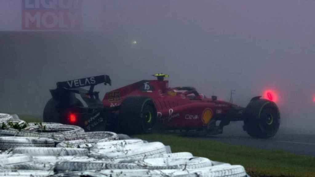 Sainz culpa al charco del accidente en Japón