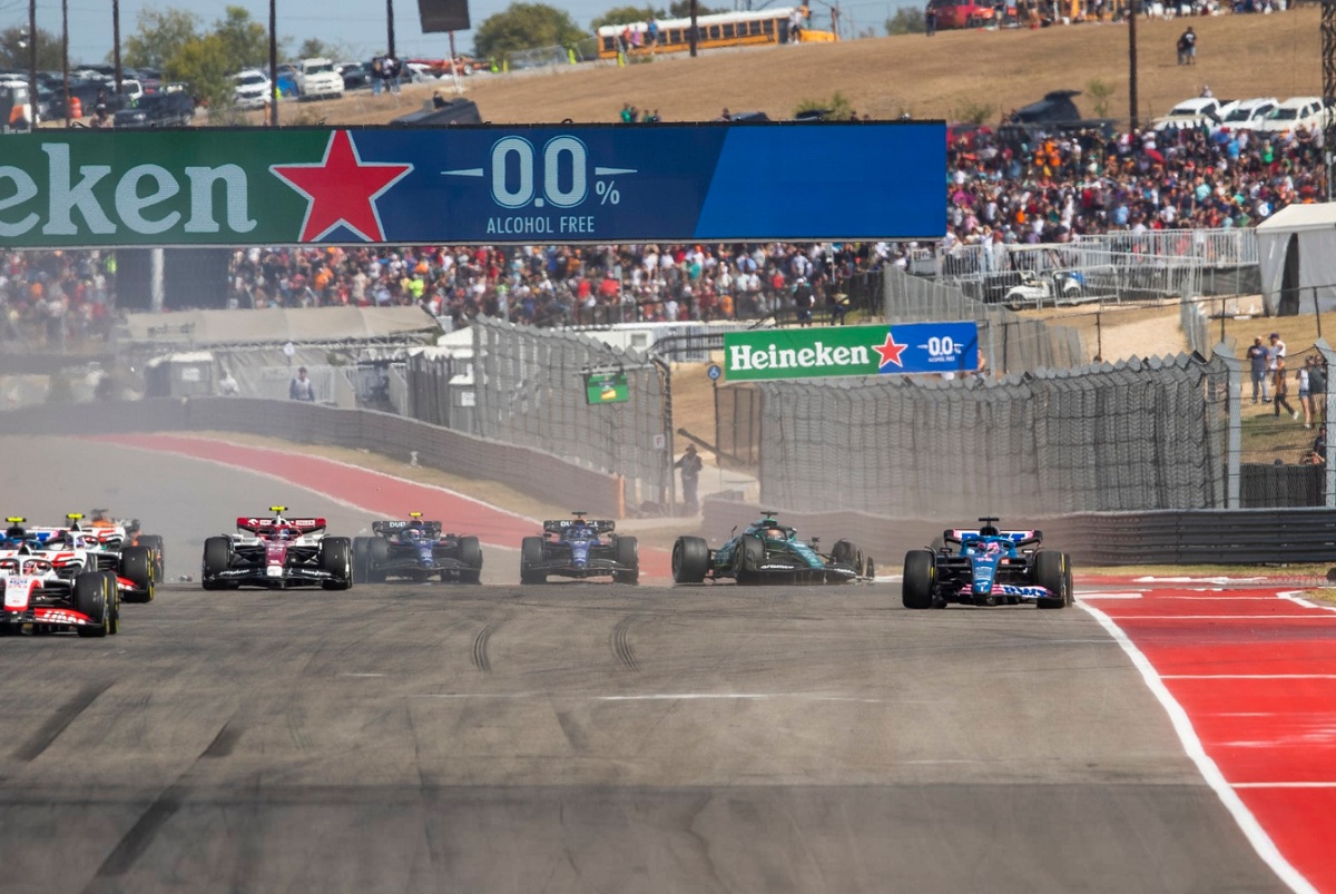 Apesar del aparatoso accidente, Alonso pudo continuar la carrera. (Carl Bingham)