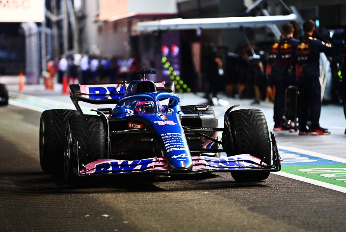 Alonso sale a pista. (Simon Galloway)