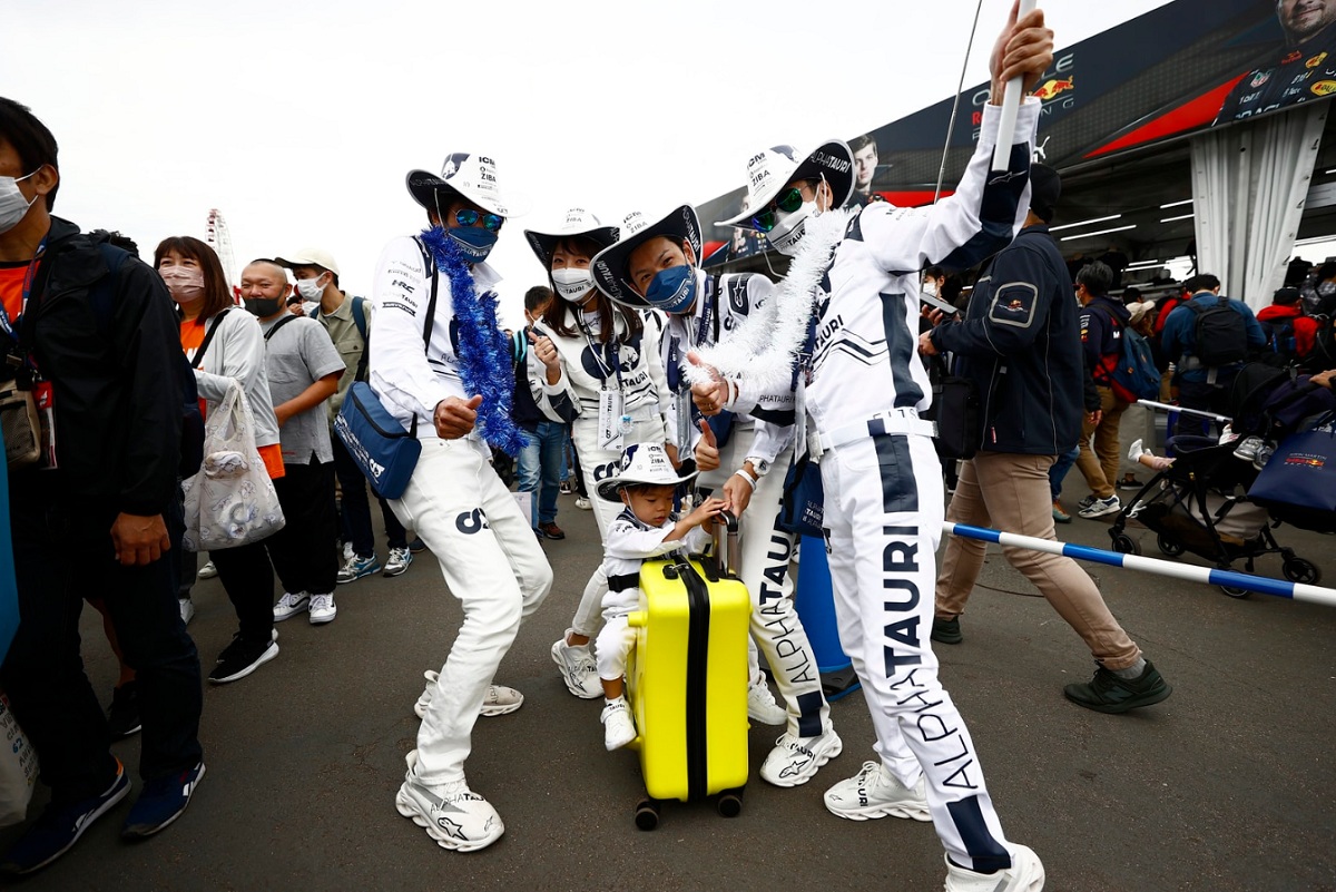 Los fans de AlphaTauri en el paddock. (Andy Hone)