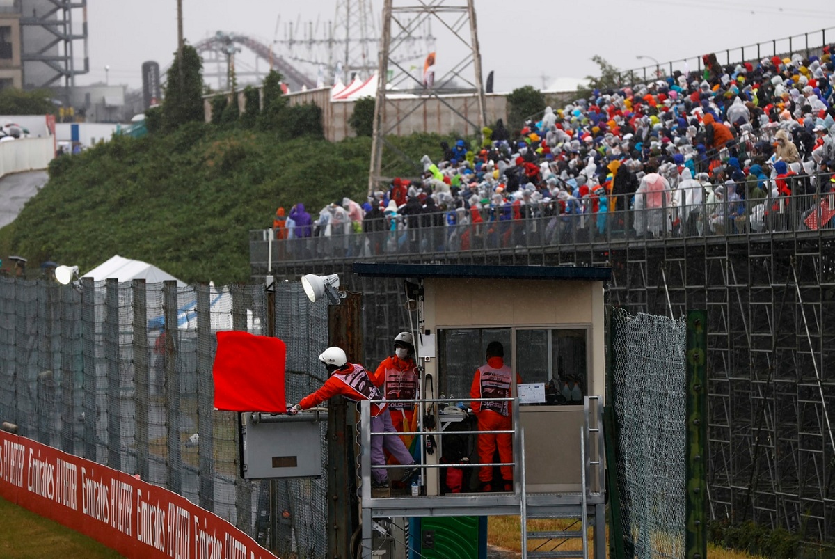 Bandera Roja en la primera vuelta del GP de Japón. (Andy Hone)