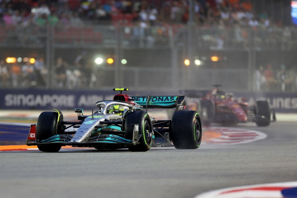 Hamilton y Leclerc en pista. (Lionel Ng)