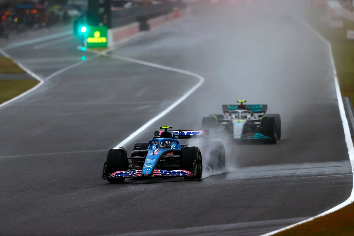 Ocon evadiendo uno de los tantos ataques de Hamilton por la cuarta posición. (Any Hone)