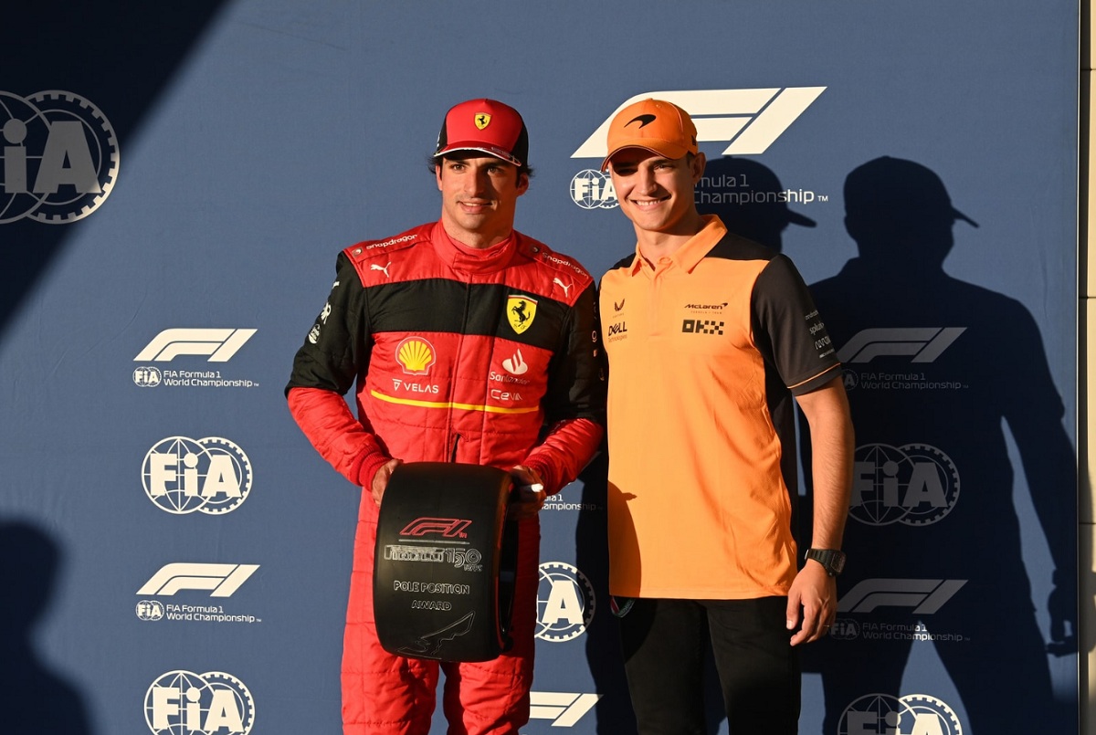 Palou le entregó a Sainz el neumático del poleman. (Mark Sutton)