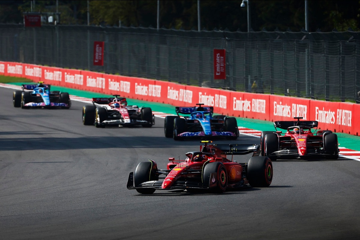 Sainz encabeza la fila india; lo siguen Leclerc, Alonso, Bottas y Ocon. (Sam Bloxham)