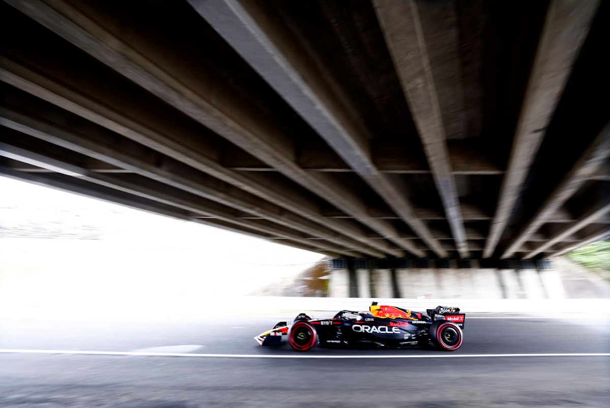 Verstappen pasando por debajo del puente. (Steven Tee)