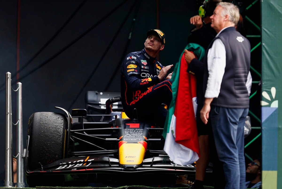 Verstappen en el elevador para subir al podio en el Foro del Sol. (Zak Mauger)