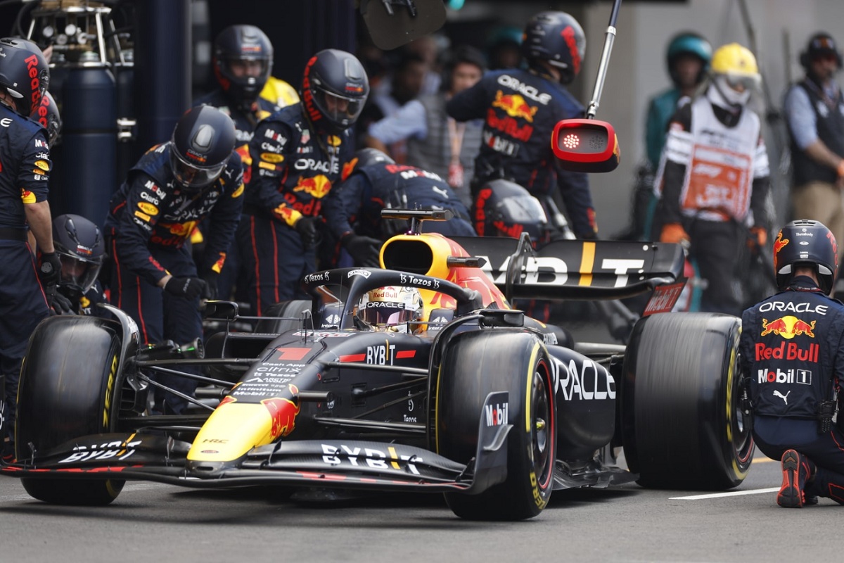 El único pit stop de la carrera para cambiar blandos por medios. (Steven Tee)