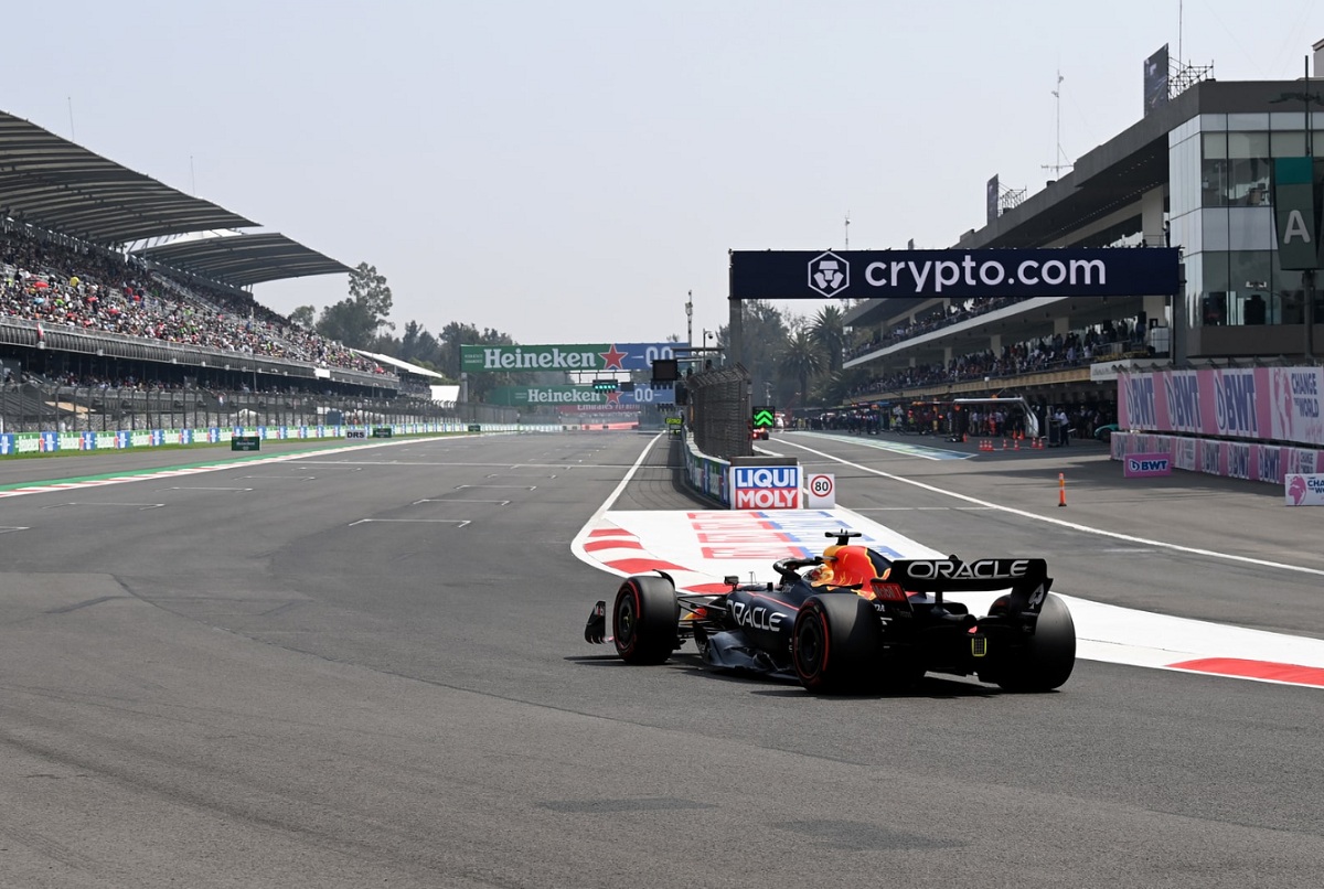Verstappen ingresando a la recta principal. (Mark Sutton)