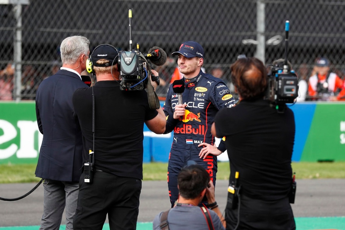 Verstappen entrevistado por David Coulthard. (Carl Bingham)