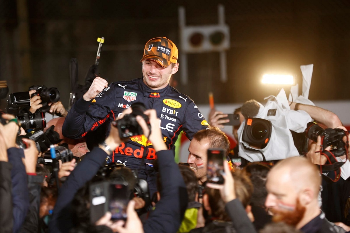 Verstappen campeón en medio del caos