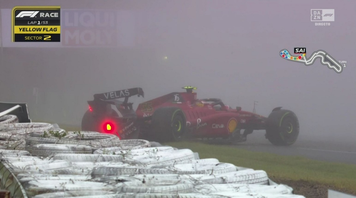 Sainz perdió el control en la salida de la horquilla y chocó contra las defensas de la curva 12. (DAZN / F1 TV)