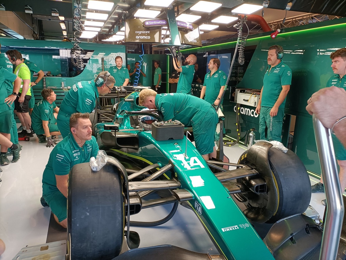 ültimos preparativos del box antes de autorizar la salida de Alonso. (@PressRacing)