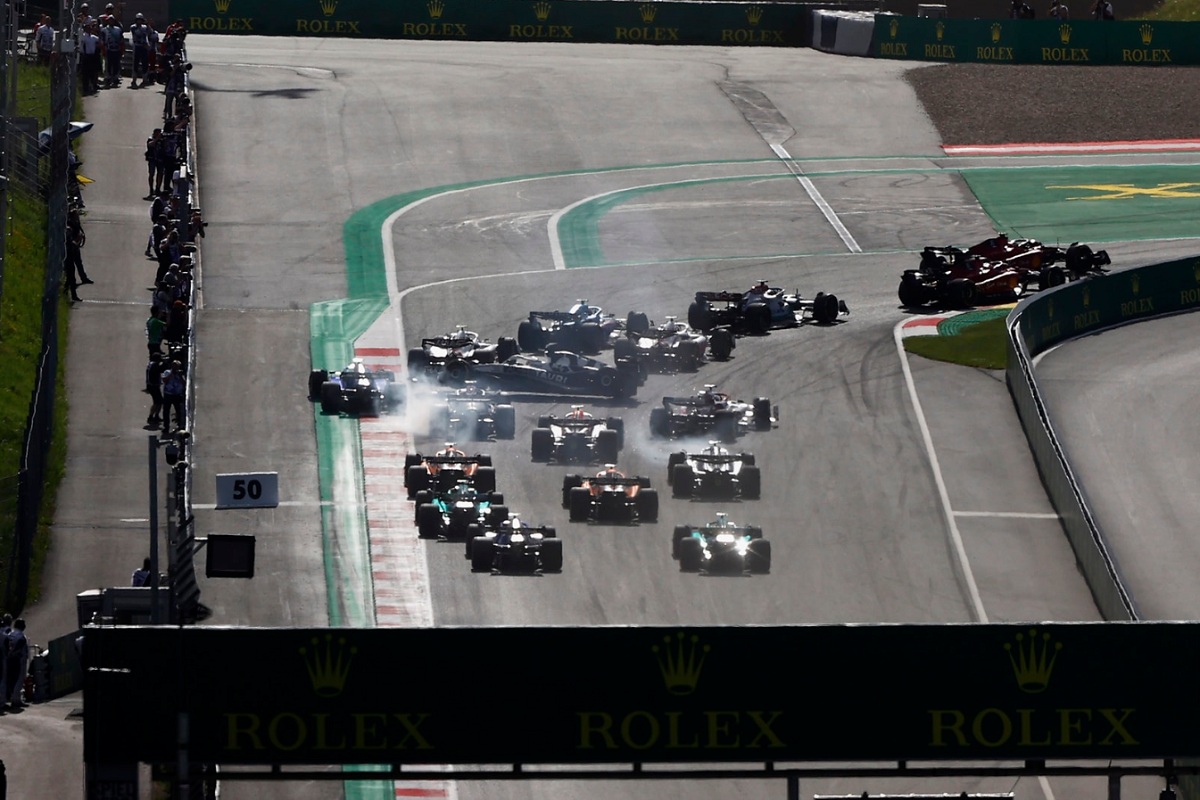 La última Sprint fue en Austria. En la partida, Hamilton se lleva por delante a Gasly y el AlphaTauri salta por el contacto. (Archivo / Andy Horne)