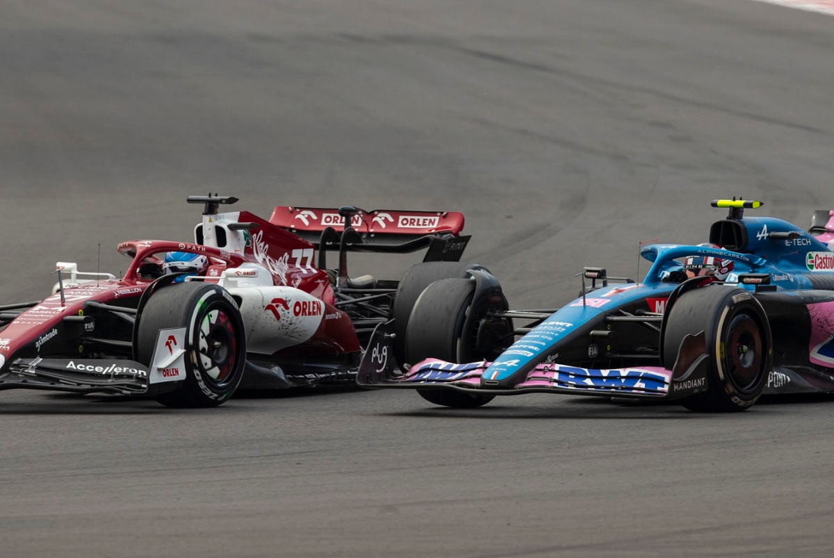 Bottas pierde una posición frente a Ocon, los dos con neumáticos duros. (Carl Bingham)