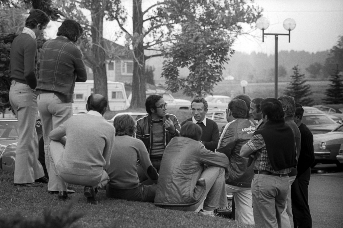 Forghieri hablando con los mecánicos en el estacionamiento del circuito canadiense de Mosport Park. (Archivo / Motorsport Images)