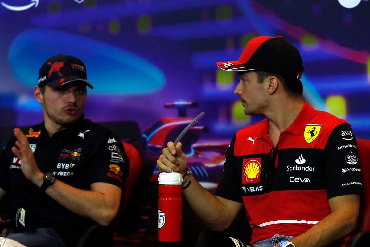 Leclerc charlando con Verstappen en la rueda de prensa de Abu Dhabi. (Carl Bingham)