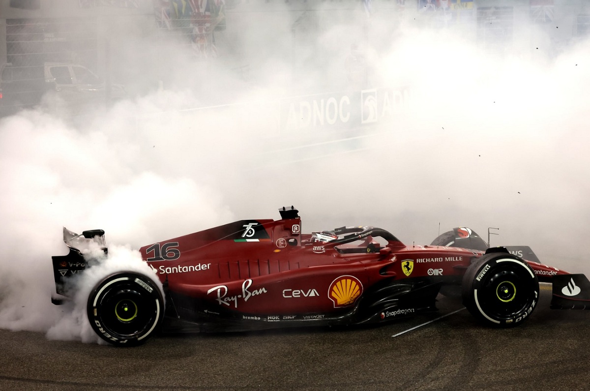 Leclerc festejó el subcampeonato quemando caucho en la recta. (Glenn Dunbar)