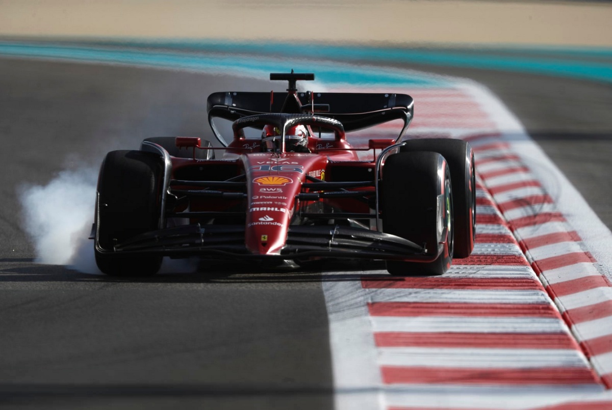 Charles Leclerc bloquea la rueda delantera derecha durante la Pl1, finalizó tercero en las dos sesiones de entrenamientos. (Carl Bingham)