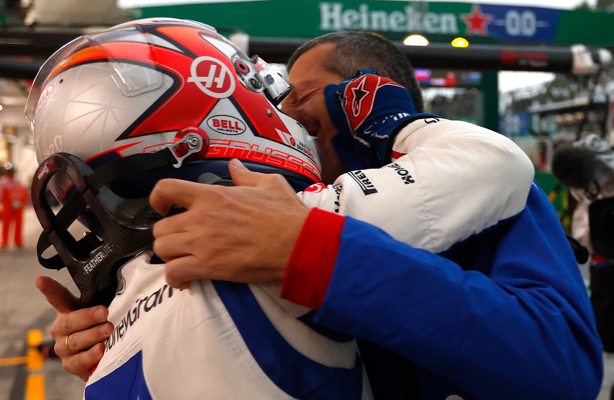 El abrazo emotivo con Steiner. (Haas F1 Team)