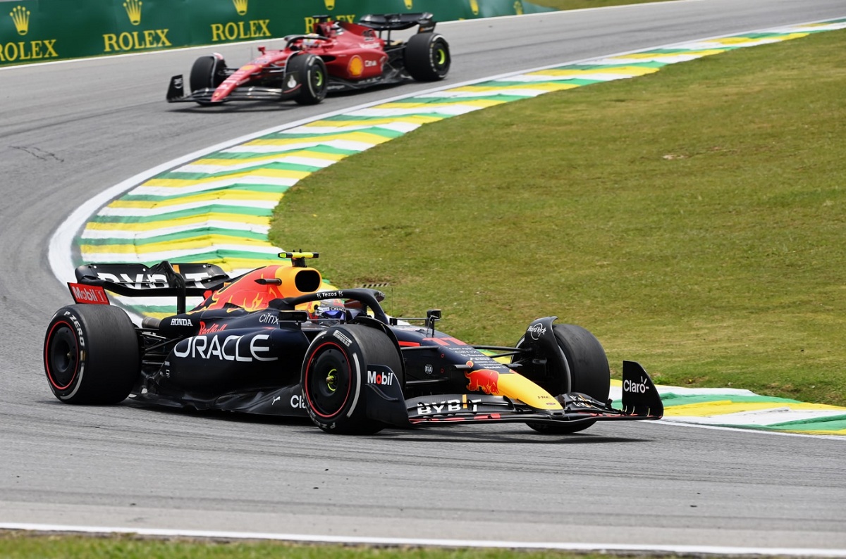 Pérez dominando el entrenamiento, detrás Leclerc. (Mark Sutton)