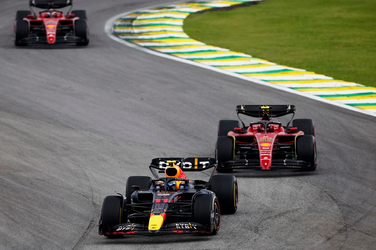 Pérez en Brasil por delante de las Ferrari de Sainz y Leclerc. (Archivo / Motrsport Image)