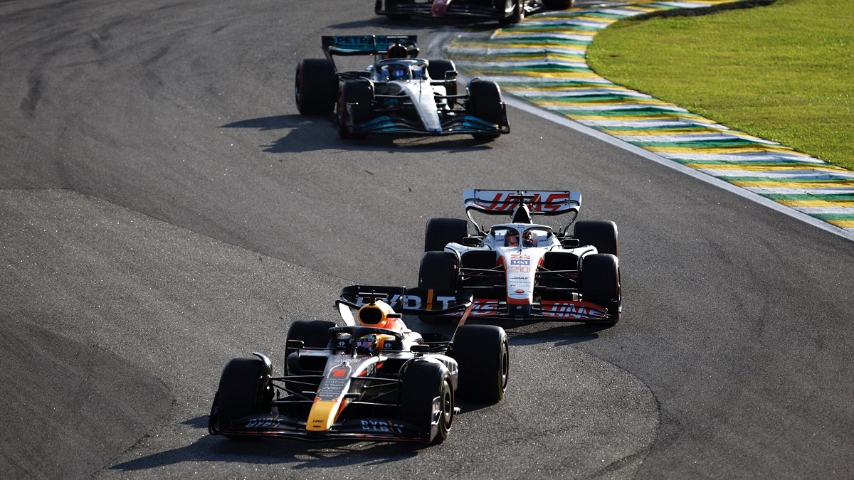 Verstappen supera a Magnussen por la primera posición, luego sus neumáticos medios comenzarían a degradarse. (Red Bull Racing)