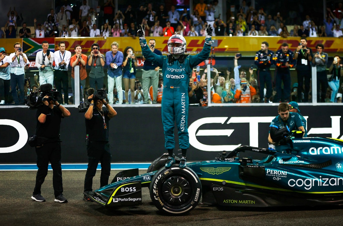 Vettel parado sobre su Aston Martin despidiéndose de los fans tras la carrera. (Andy Hone)