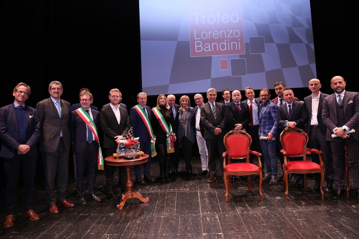 Magnussen , cuarto desde la izquierda, juanto a Steiner y el alcalde de Faenza; junto a ellos representaes de la Associazione y funcionarios de la región de Emilia-Romagna. (Foto E C. / Associazione Trofeo Lorenzo Bandini)