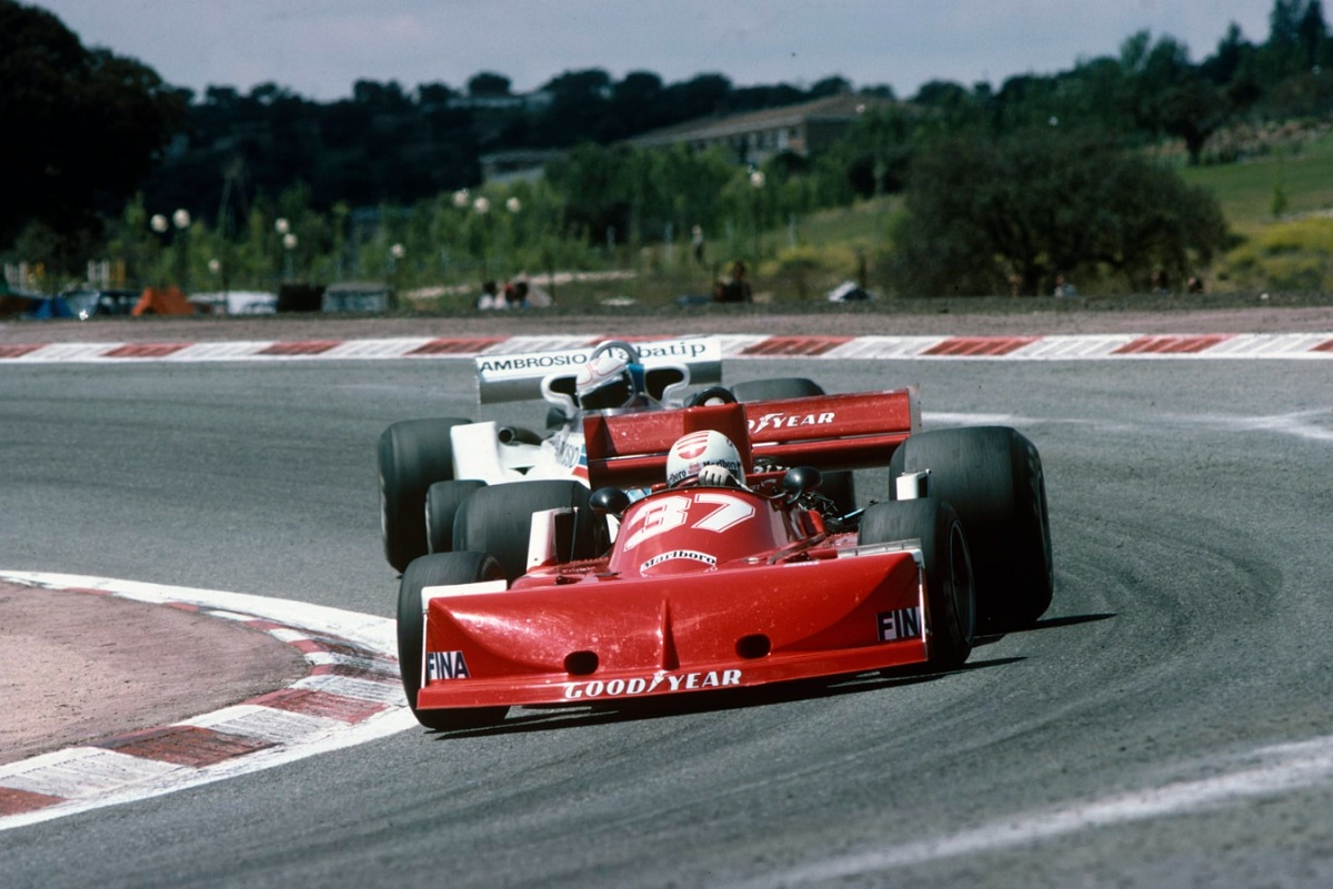 Merzario, con el March que alquiló para correr con su propio equipo, delante del Shadow de Alan Jones en Jarama. (Archivo / Motorsport Images, 1977)