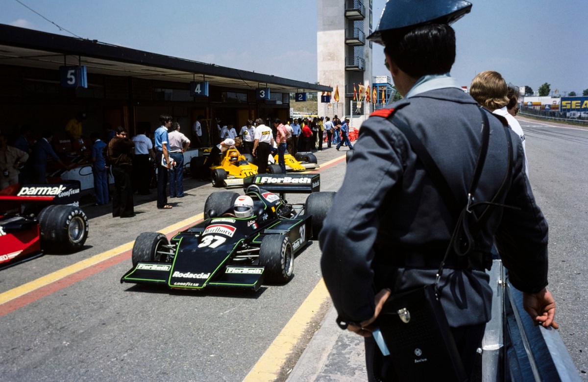 1978. Un guardia cívil español observa el paso de Merzario con el A1 en los boxes de Jarama. (Archivo / Motorsport Images)