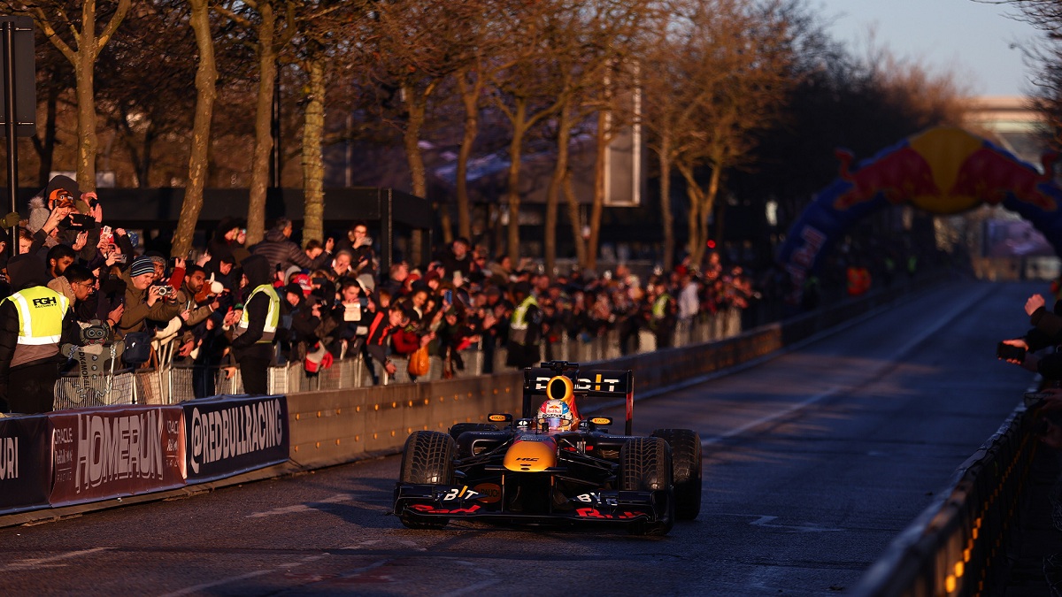 Pérez abordo del RB7 en la exhibición que se realizó en Milton Keynes. (Red Bull Racing)