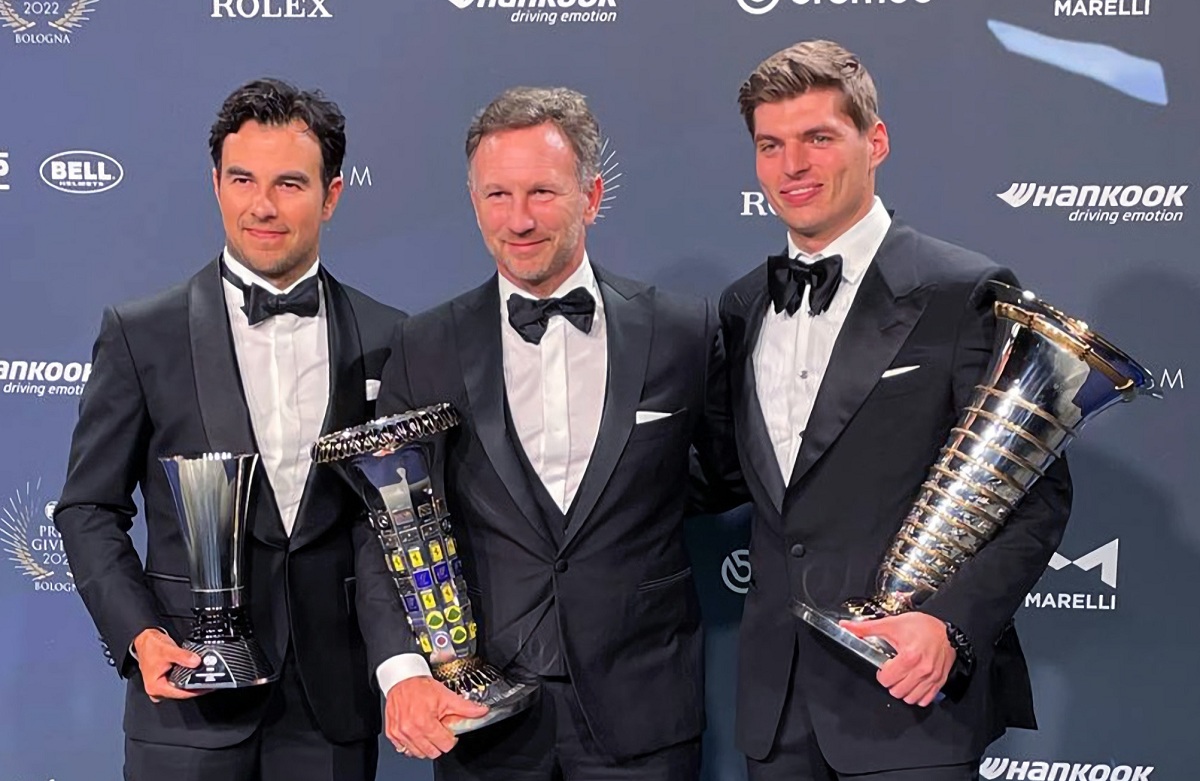 Pérez, Horner y Verstappen con sus trofeos. (FIA)