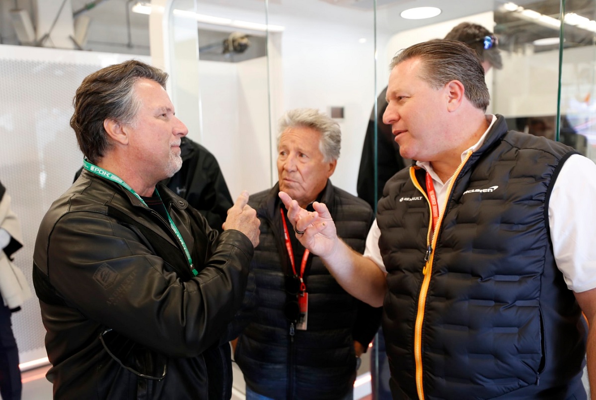 Michael Andretti junto a su padre Mario y su principal aliado en la F1: Zak Brown. (Archivo / Steven Tee, 2019)