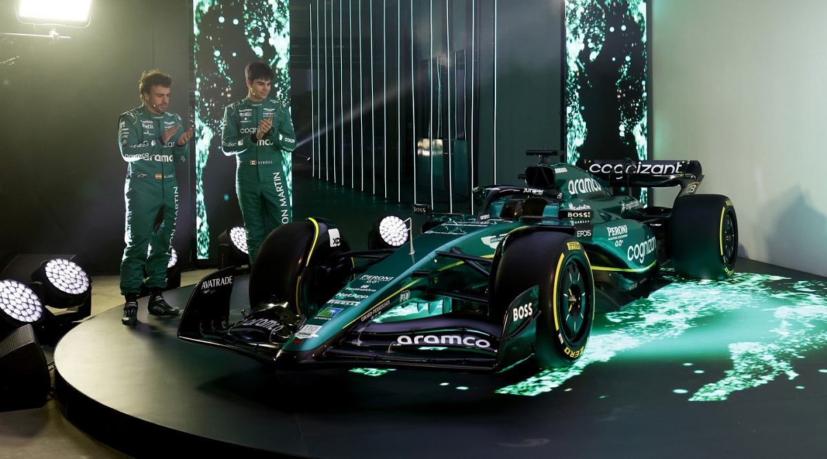 Alonso y Stroll junto al AMR23. (Aston Martin F1 Team)
