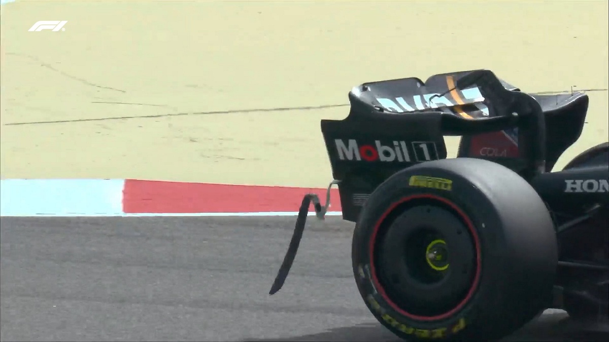 La banda del sensor que se desprendió del Red Bull de Pérez. (Imagen TV: F1TV)