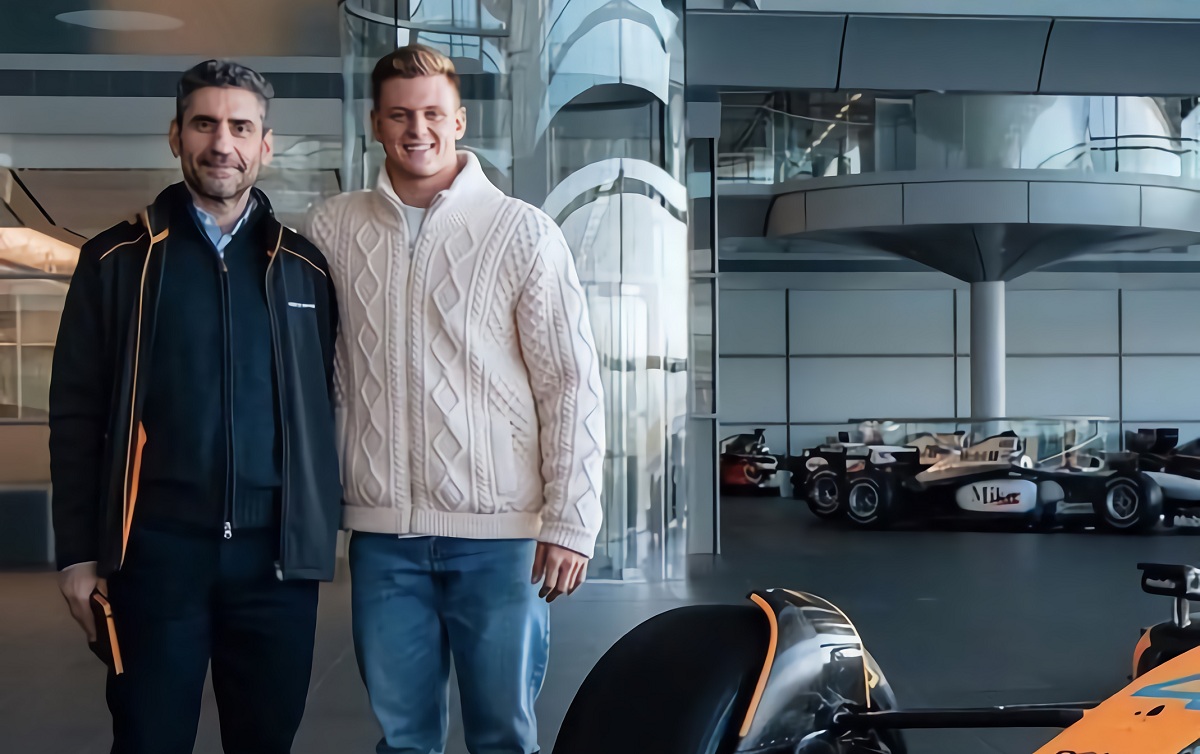 Andrea Stella, director de McLaren, y Mick Schmacher en Woking. (McLaren Racing)