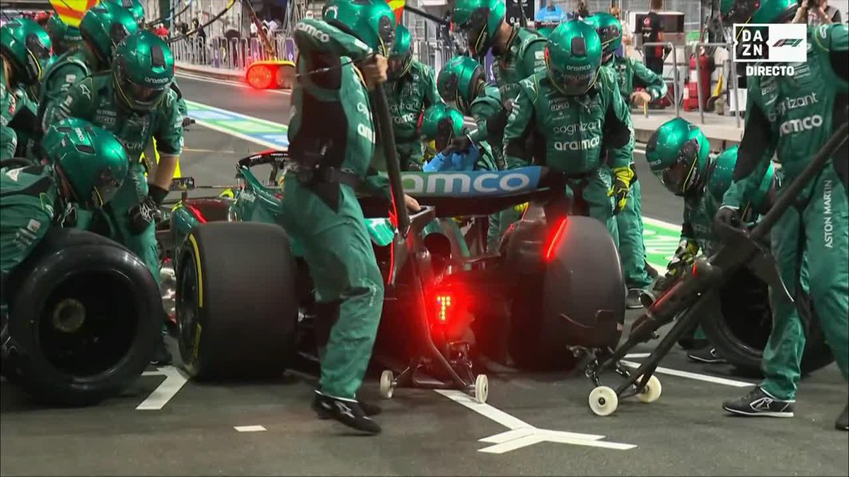 El momento que el mecánico toca el coche de Alonso con el gato durante la penalización de cinco segundos. (Imagen TV / DAZN F1)