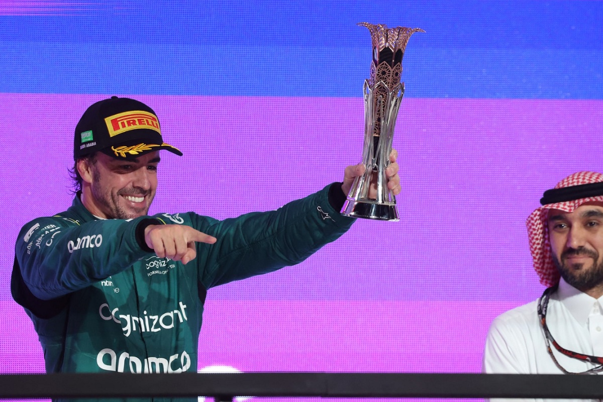 Alonso celebrando en el podio antes de ser notificado de la sanción. (Glenn Dunbar)