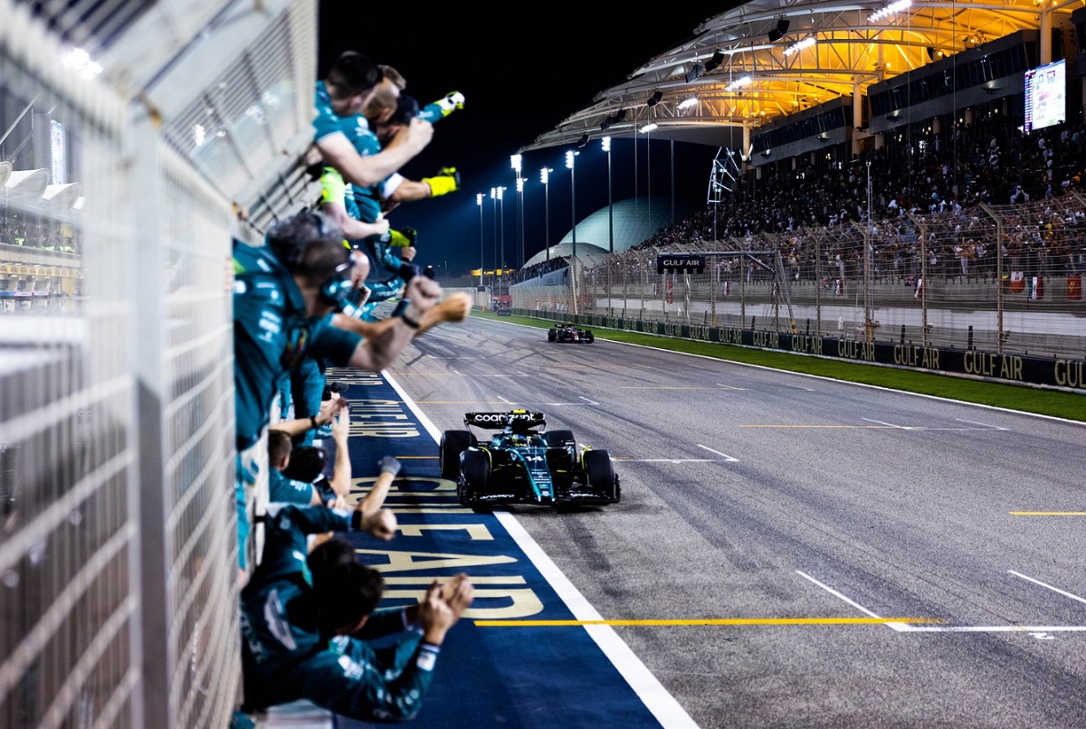 Alonso arriba en tercer lugar con el Aston Martin. (Zak Mauger)