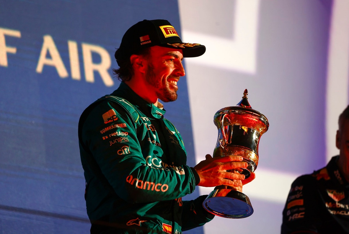 Alonso con el trofeo del tercer lugar. (Andy Hone)