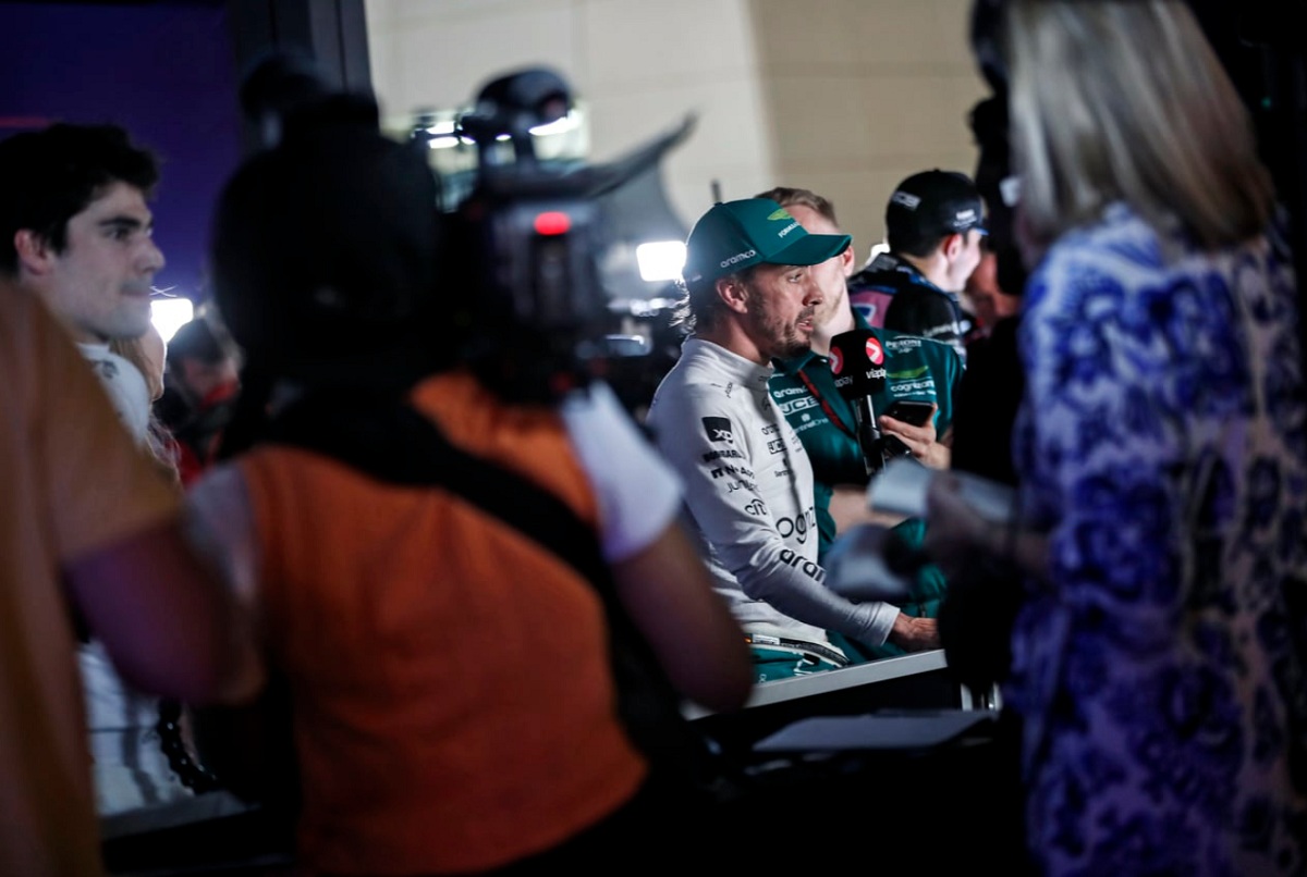 Alonso en el corral de prensa tras la Qualy. (Mark Sutton)