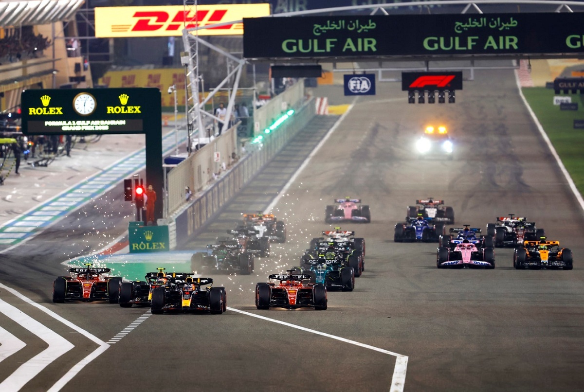 Verstappen pica en punta; Leclerc le gana la cuerda a Pérez obligándolo a barrer accidentalmente a Sainz. (Zak Mauger)
