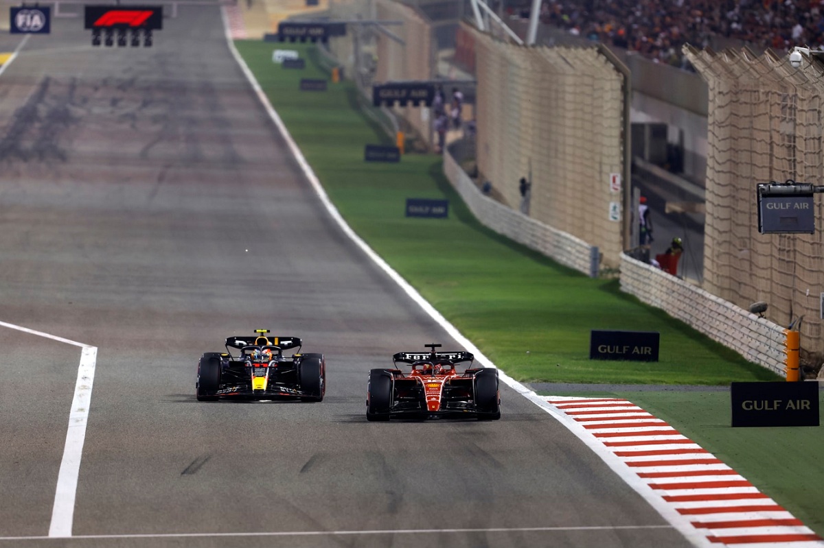 Pérez supera con facilidad a Leclerc. (Zak Mauger)
