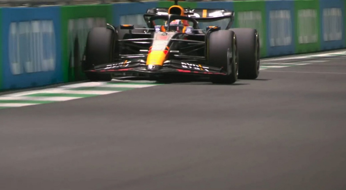 Verstappen casi roza el muro en el primer intento por marcar el tiempo. (Imagen TV / F1TV)