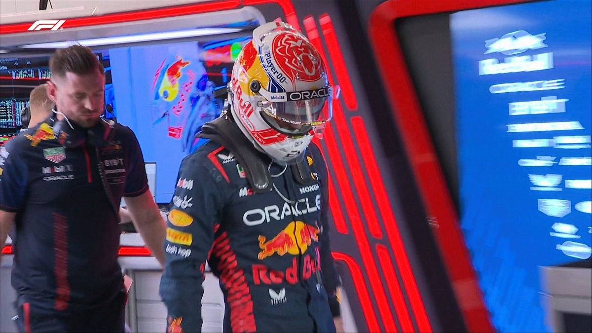 Verstappen abandona el box rumbo al pesaje, la rotura de un palier truncó su Qualy. (Imagen TV / F1TV)